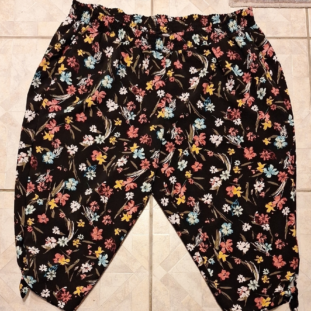 q Lane Bryant Casual Floral Stretch Plus Size Capris Size 26/28